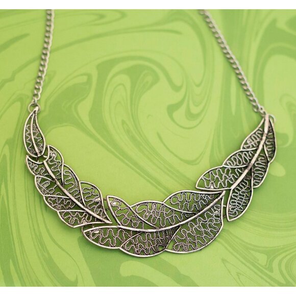 Vintage Silver Tone Art Nouveau Elegant Elven Leaf Bib Necklace 20 inch - W13 - Picture 1 of 3